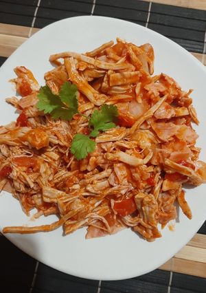 Una foto de Pierna desebrada con tocino, entomatada🍅
