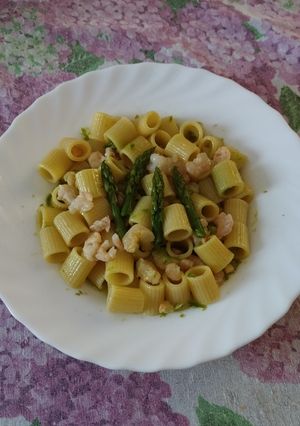 Foto di Pasta con asparagi e gamberetti