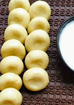 पेढे (pedhe recipe in marathi) रेसिपी चे मुख्य फोटो
