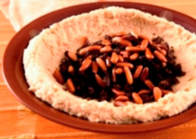 Recipe of Favorite Chickpeas puree with meat and pine nuts - Hummus ma3 lahmeh w snoubar