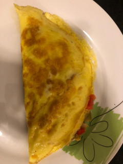 Una foto de Omelette con muzzarella tomate y aceitunas.... una delicia de 5 minutos!