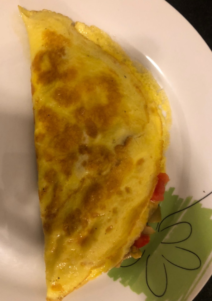 Una foto de Omelette con muzzarella tomate y aceitunas.... una delicia de 5 minutos!