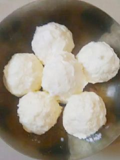 હોમ મેડ માખણ (Homemade Makhan Recipe In Gujarati) રેસીપી મુખ્ય ફોટો