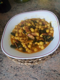 Una foto de Potaje de garbanzos con bacon ahumado y espinacas