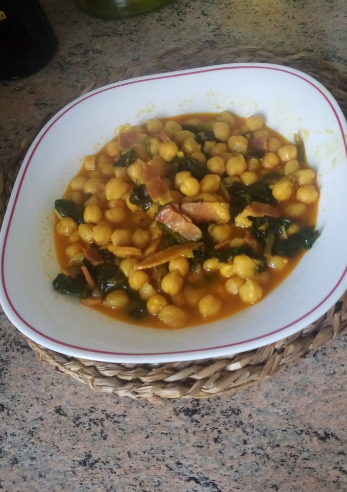 Una foto de Potaje de garbanzos con bacon ahumado y espinacas