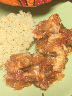 Una foto de Pollo con tomate y bulgur