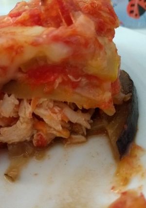 Una foto de Lasagna de berenjenas rellenas de pollo, jamón y queso