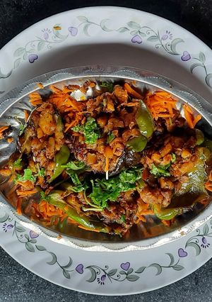 भरलेली सिमला मिरची (bharli shimla mirchi recipe in marathi) रेसिपी चे मुख्य फोटो 