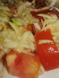 Una foto de Ensalada de tomate y zucchini