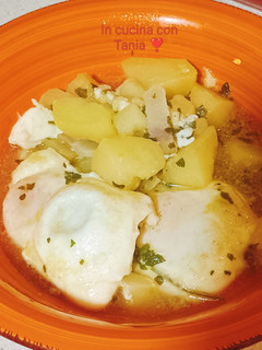 A picture of Spezzatino di patate con uova in camicia.