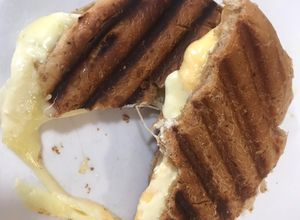 Una foto de Sándwich cuatro quesos