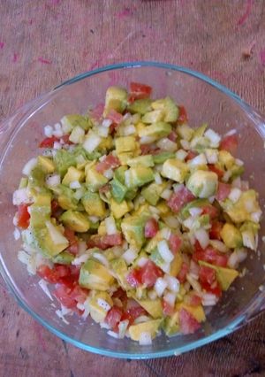 Una foto de Ensalada de aguacate, tomate 🍅 y cebolla