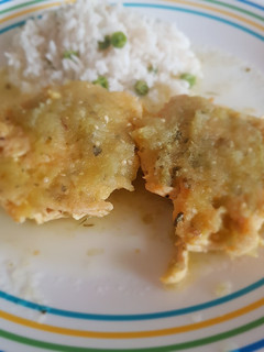 Una foto de Tortitas de pollo en salsa verde