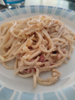 Una foto de Espaguetis con bacon y nata