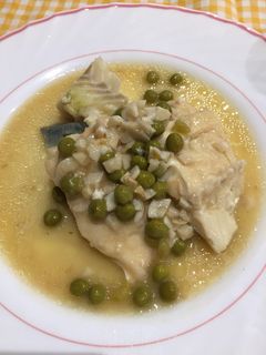 Una foto de Bacalao en salsa de ajo, vino blanco y limón
