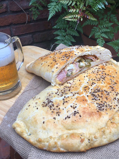 Una foto de CALZONE DE JAMÓN, QUESO, ACEITUNAS Y HUEVO sin levadura 🧀 🥓🥚