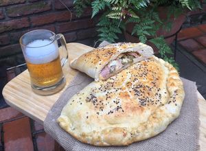Una foto de CALZONE DE JAMÓN, QUESO, ACEITUNAS Y HUEVO sin levadura 🧀 🥓🥚