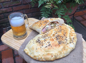 Una foto de CALZONE DE JAMÓN, QUESO, ACEITUNAS Y HUEVO sin levadura 🧀 🥓🥚