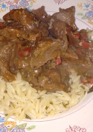 Una foto de Gulash con pasta riso