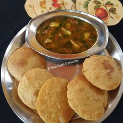 A picture of Aloo Kachori Sabji.