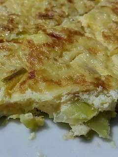 Una foto de Tortilla de puerros, cebolla y tranchetes