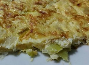Una foto de Tortilla de puerros, cebolla y tranchetes