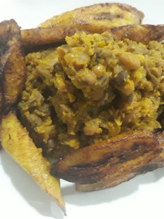 A picture of Porriage beans and fried plantain.
