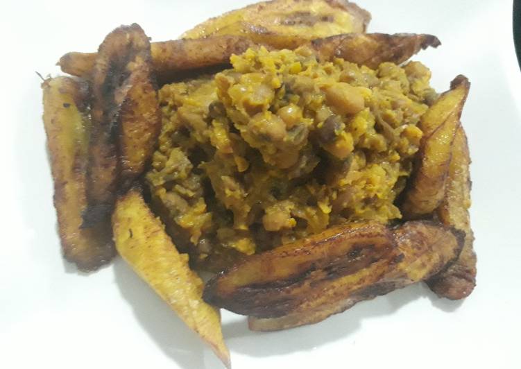 Porriage beans and fried plantain
