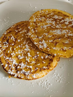 Una foto de Tortitas americanas con miel y azúcar glas