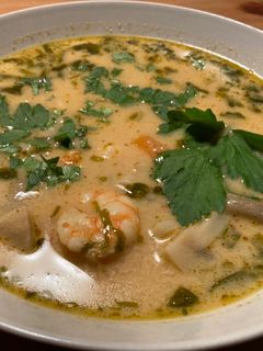 Una foto de Tom Kha Goong (ต้มยำกุ้ง) (Sopa picante Thai con gambas)