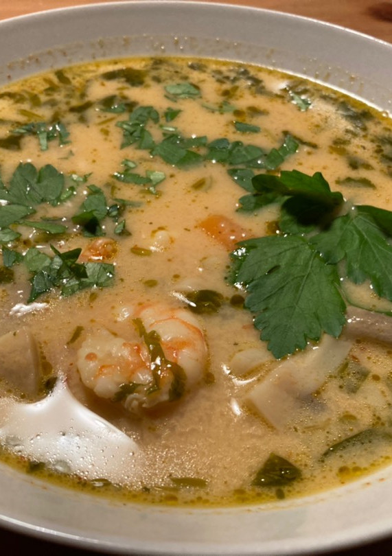Una foto de Tom Kha Goong (ต้มยำกุ้ง) (Sopa picante Thai con gambas)