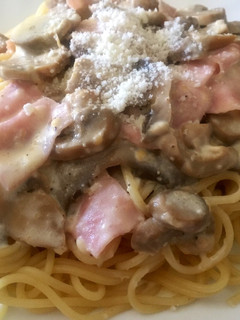 Una foto de Tallarines a lo Alfredo con champiñones