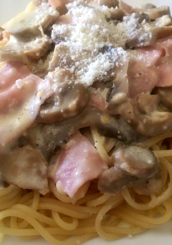 Una foto de Tallarines a lo Alfredo con champiñones