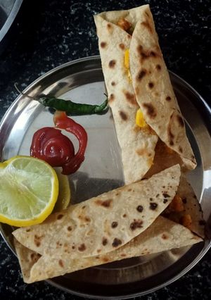 આલુ મકાઈ રોલ્સ(Aloo Makai Rolls Recipe In Gujarati) રેસીપી મુખ્ય ફોટો