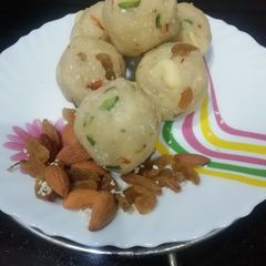 Rava Ladoo A picture of Rava Ladoo.