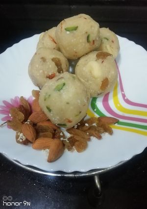 A picture of Rava Ladoo.