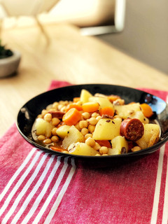 Una foto de Guiso de garbanzos con morcilla en Olla GM modelo H