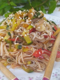 Una foto de Fideos de Arroz con Vegetales Salteados