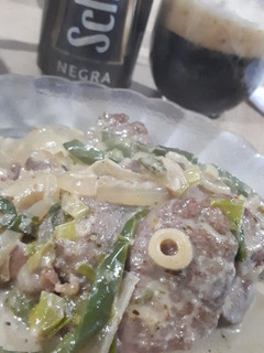 Una foto de Bondiola a la cerveza negra con crema