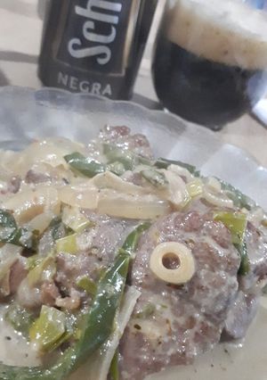 Una foto de Bondiola a la cerveza negra con crema