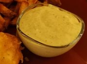 Une photo de sauce tartare cornichon