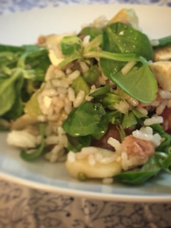 Una foto de Ensalada de arroz con kiwi y aguacate 🥗🍐🥝🥑