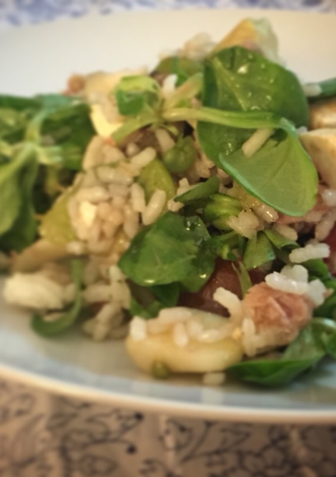 Una foto de Ensalada de arroz con kiwi y aguacate 🥗🍐🥝🥑