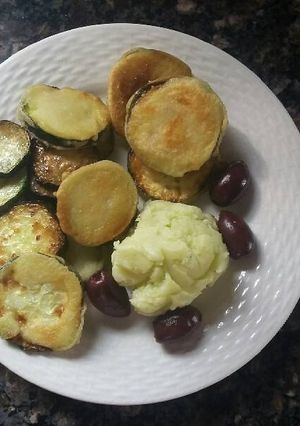 A picture of Skordalia with Zucchini Chips (Greek garlic sauce).