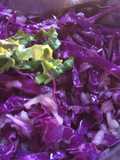 Ensalada de col rojo y manzana verde