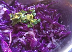 Una foto de Ensalada de col rojo y manzana verde
