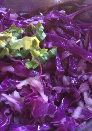 Una foto de Ensalada de col rojo y manzana verde