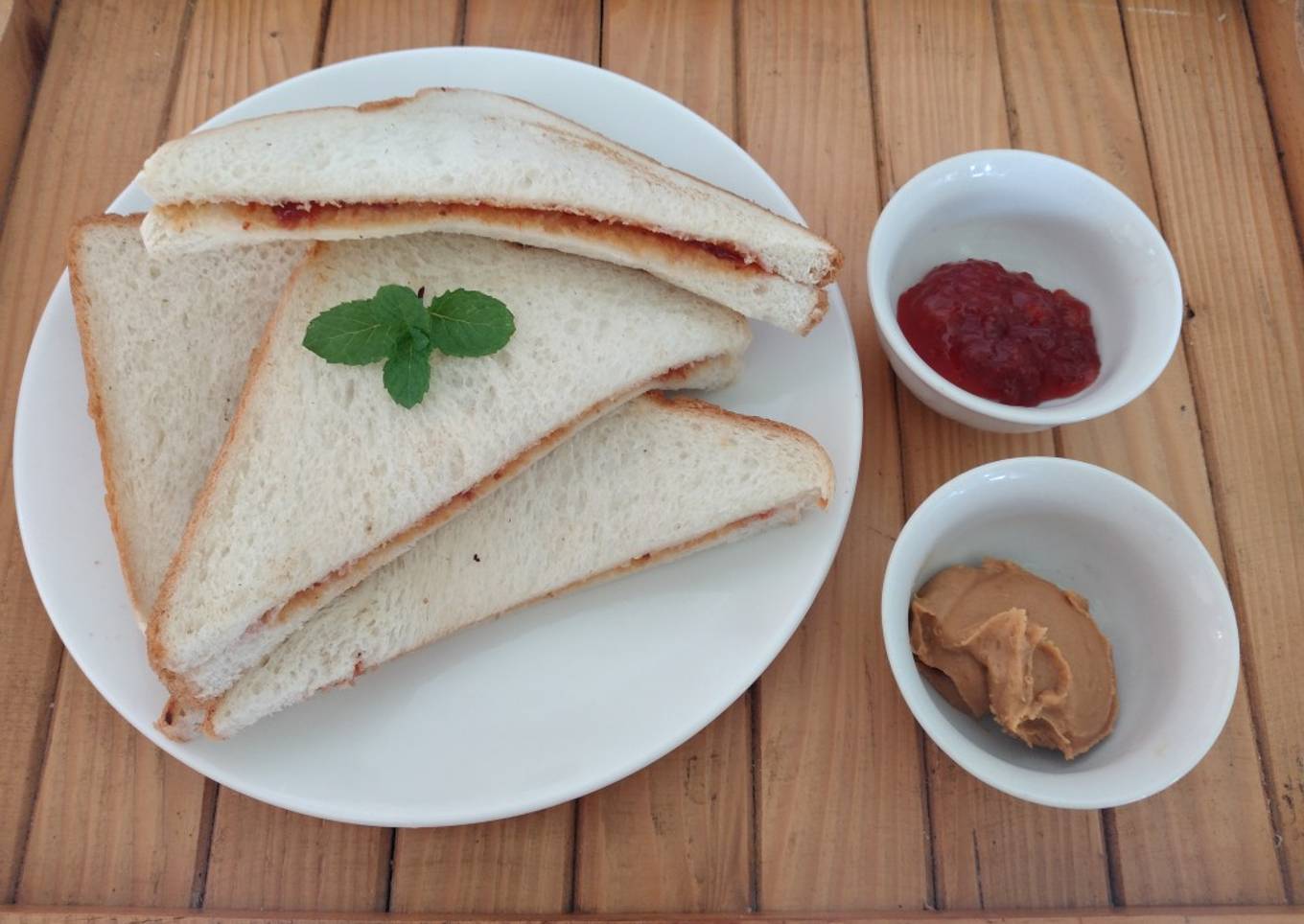 Sandwich selai Kacang Stroberi