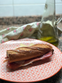 Una foto de Bocata de jamón serrano ibérico y queso curado