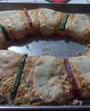 Rosca de reyes rellena de crema y frutas